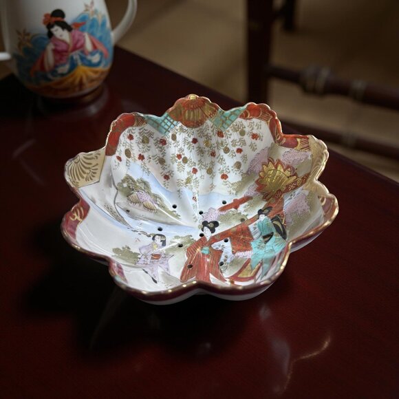 Japanese Hand-Painted Porcelain Drainer Bowl – Figural & Gilt, Pierced Fruit Str - Picture 2 of 10